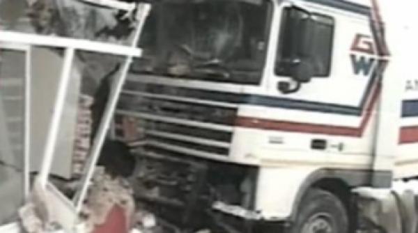 tractarea tir ului infipt in muzeul din calugareni blocheaza traficul pe dn5