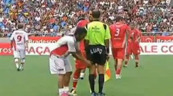 video protest cu pantalonii in vine