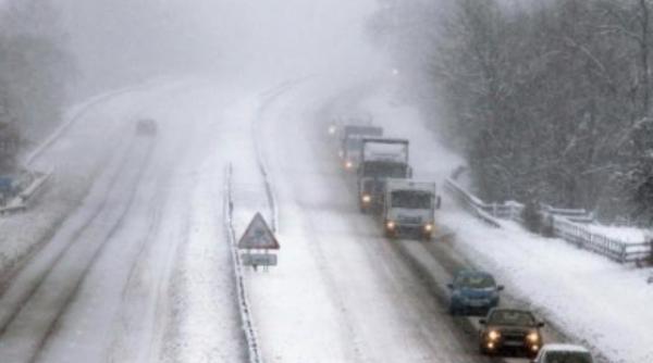 zapada ingreuneaza traficul pe mai multe drumuri din tara