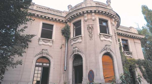 circuitul banilor in jurul unui monument pe moarte