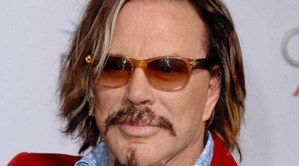 mickey rourke isi scoate dintii