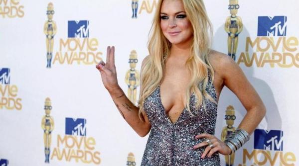 lindsay lohan lasa clinica de dezintoxicare pentru o vila cu patru dormitoare si trei bai