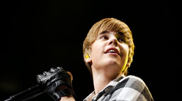 fanele lui justin bieber vor sa o omoare pe iubita cantaretului