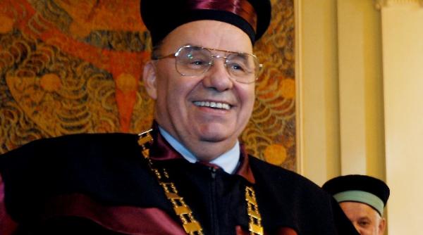 marga basescu a stricat sistemul de educatie si a facut o odrasla agramata parlamentar european