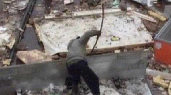 ocna mures sute de oameni pescuiesc alimente din craterul care a inghitit un supermarket