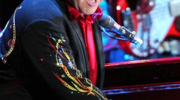 nase lesbiene pentru baietelul lui elton john