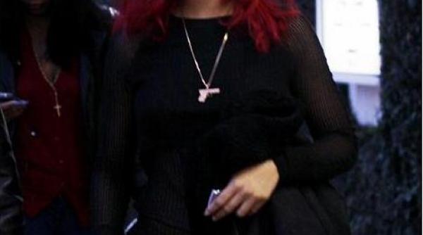 rihanna cu arma la purtator sub forma de pandantiv