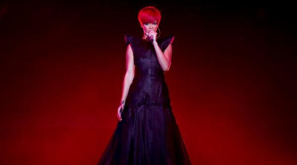 rihanna pe acelasi loc cu elvis presley in istoria topurilor britanice