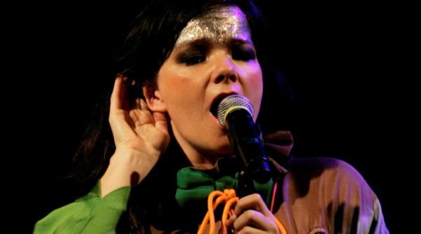 bjork protesteaza printr un maraton de karaoke