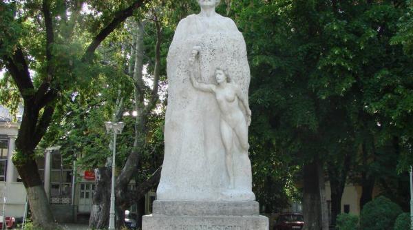 cea mai veche statuie a poetului mihai eminescu vandalizata la galati