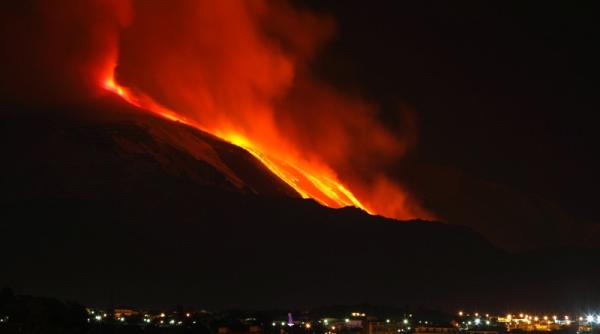 etna cel mai activ vulcan din europa a erupt