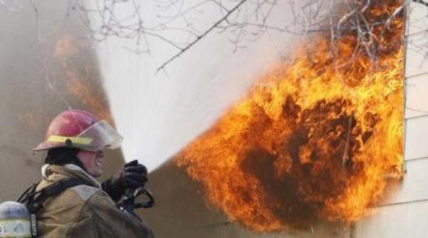 incendiu in voluntari trei case cuprinse de flacari un barbat gasit carbonizat