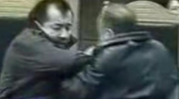 satul de justitia din romania a incercat sa si dea foc in tribunal