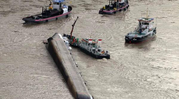 un vapor care transporta acid sulfuric s a rasturnat pe fluviul rin