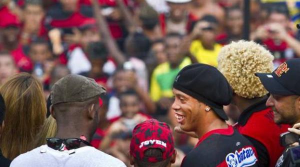 video 20 000 de fani la prezentarea lui ronaldinho la flamengo