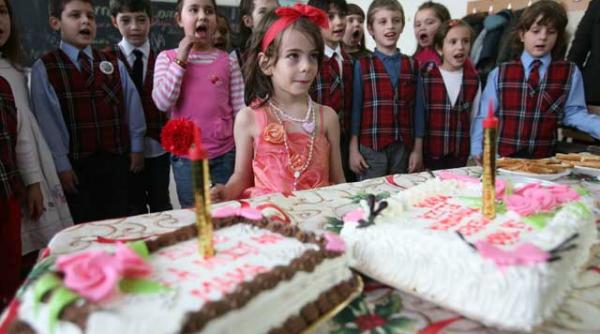 cea mai batrana mama din lume si a sarbatorit fiica la scoala