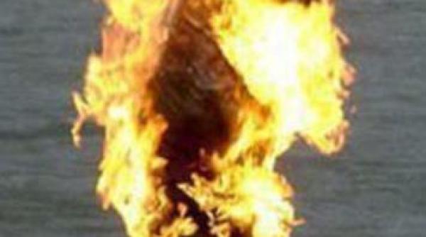 s a stropit cu benzina si si a dat foc in fata parlamentului din cairo