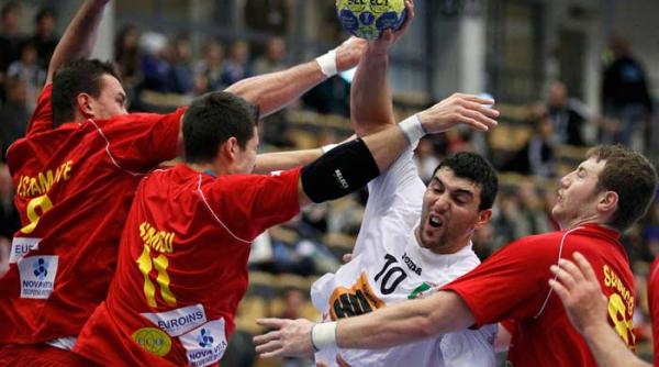 stanga eu bagam mingea in poarta