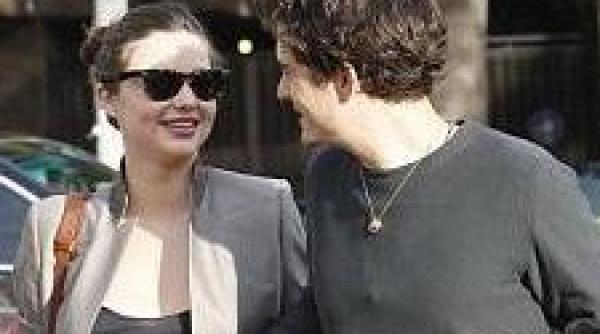 orlando bloom a facut publica prima fotografie a bebelusului sau