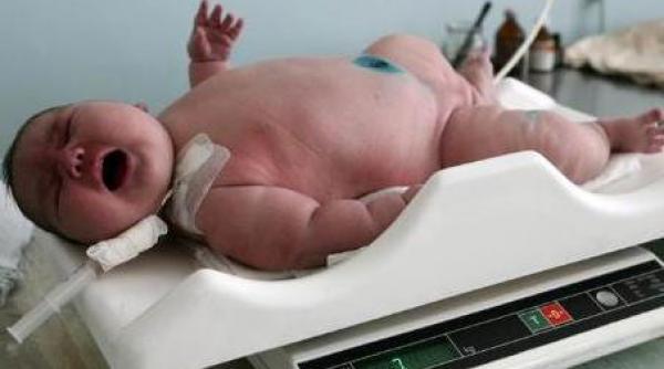 bebelus gigant o rusoaica a nascut un baietel de 7 2 kilograme