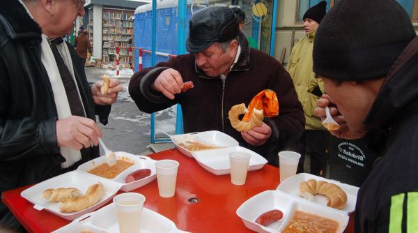 iesenii satui de basescu s au infruptat gratis cu fasole si carnati