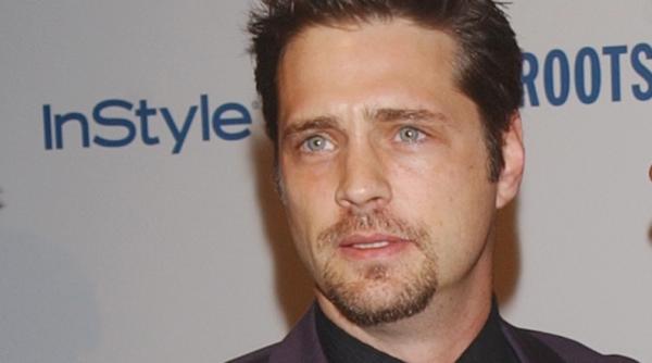 jason priestley a gasit in pat o fana imbracata in lenjeria lui intima