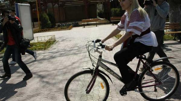 nuti biciclista ne traseaza pista