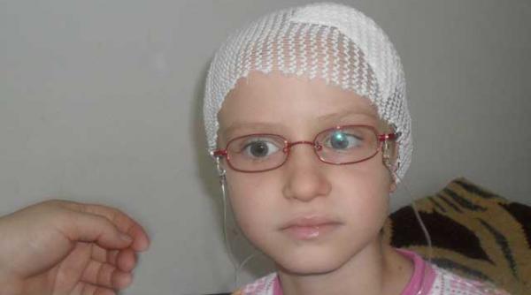 o fetita bolnava are nevoie de o operatie in strainatate