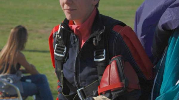 salt in cariera cu parasuta