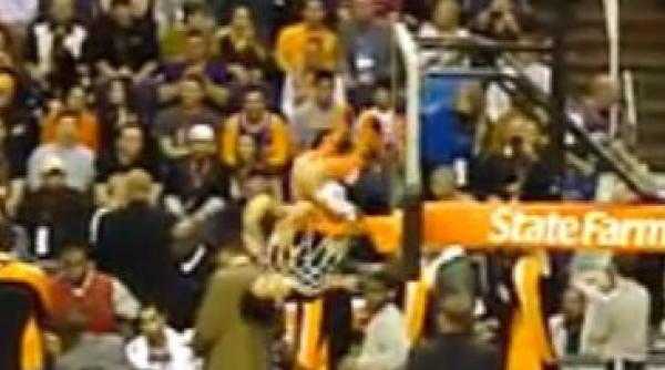 slam dunk uman a intrat cu tot cu minge in cos