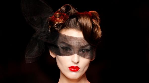 creatii iesite din comun si culori indraznete la saptamana modei haute couture de la paris