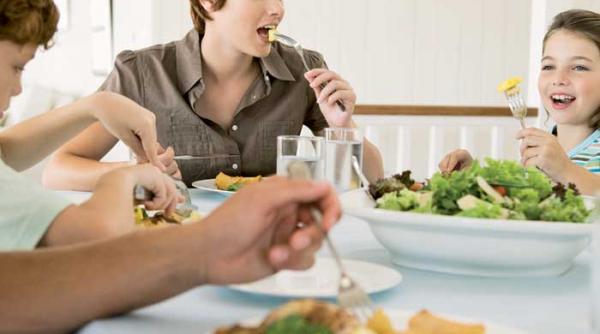 8 reguli de respectat la masa