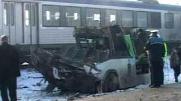 un tren a lovit un autobuz in judetul brasov