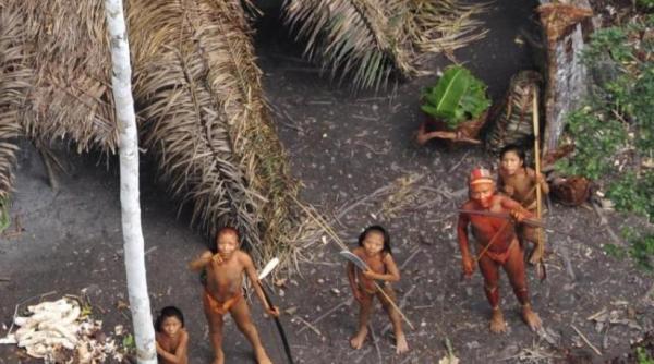 imagini incredibile ale unui trib izolat din brazilia