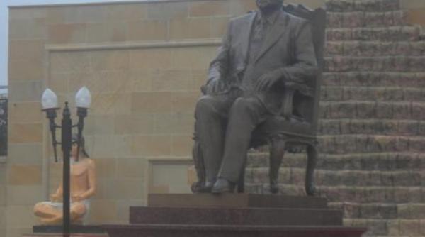 paza intarita la statuia lui mubarak din azerbaidjan