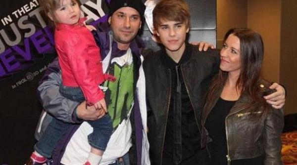 justin bieber reuniune cu familia la premiera filmului sau never say never