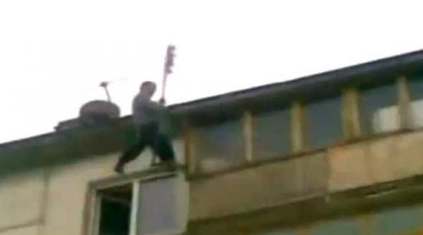 spiderman varianta rusa in cadere libera de la etajul cinci video