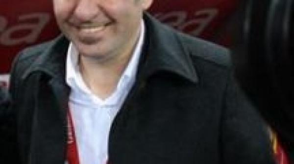 hagi le multumesc jucatorilor pentru acest cadou