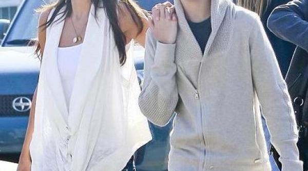 justin bieber este oficial intr o relatie