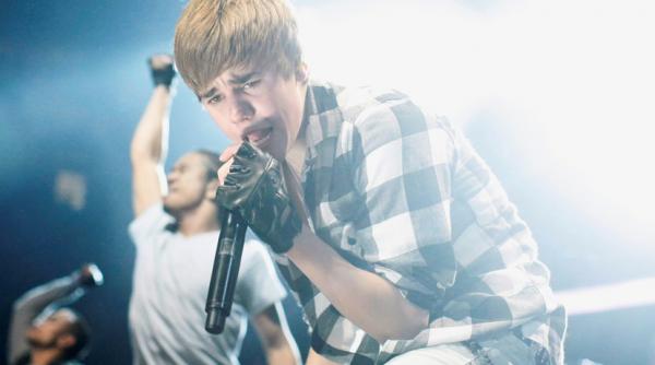 justin bieber isi va surprinde fanii din plin la premiile grammy