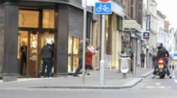 o batranica a oprit un jaf in marea britanie le a aplicat hotilor o corectie cu sacosa