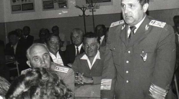 cu ceausescu deasupra lumii