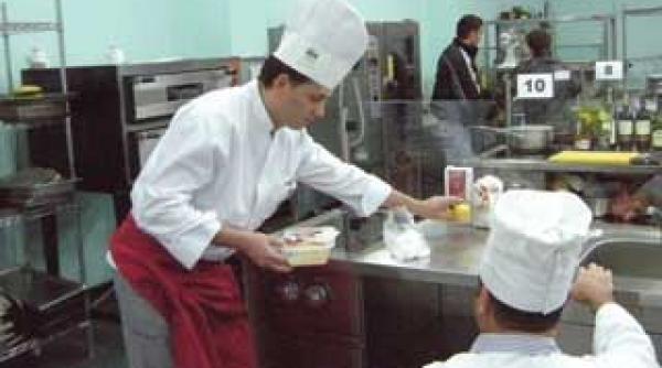 un varsator bucatar pe vas de croaziera
