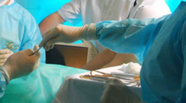 fetita de zece ani ia foc pe masa de operatii video