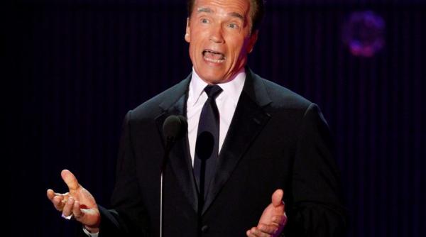 e oficial arnold revine pe ecran