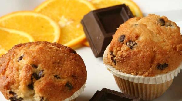 la rotisor cu miss piggy si kenny rogers