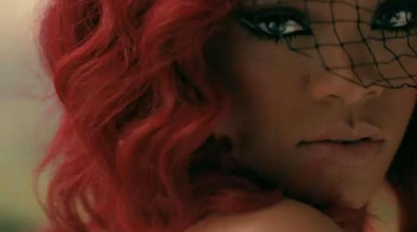 rihanna o ia din nou pe drumul pierzaniei pentru un parfum