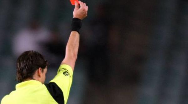 suspendat pentru ca a incercat sa i indese fluierul pe gat unui arbitru