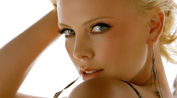 frumoasa charlize theron in prometeul lui ridley scott