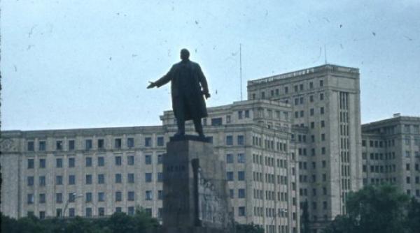 statuia lui lenin scoasa dintr un clip de prezentare a euro 2012
